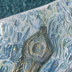 Schwimmerin von oben im lichtblauen Meer mit goldenen Akzenten, Lichtreflexe bilden quadratische Muster im Wasser