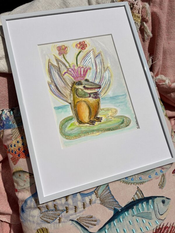 Froschkönigin mit Krone und Perlenkette auf einem Seerosenblatt, leuchtende Farben, ruhige Haltung, Aquarell von Claudia Edelmayer-Murri