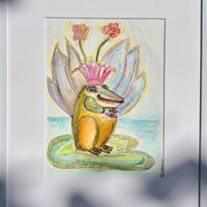 Froschkönigin mit Krone und Perlenkette auf einem Seerosenblatt, leuchtende Farben, ruhige Haltung, Aquarell von Claudia Edelmayer-Murri
