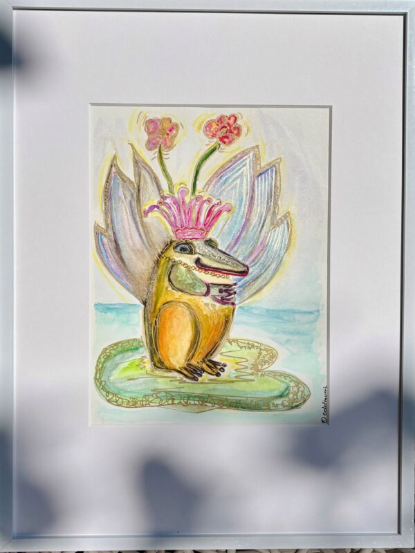 Froschkönigin mit Krone und Perlenkette auf einem Seerosenblatt, leuchtende Farben, ruhige Haltung, Aquarell von Claudia Edelmayer-Murri